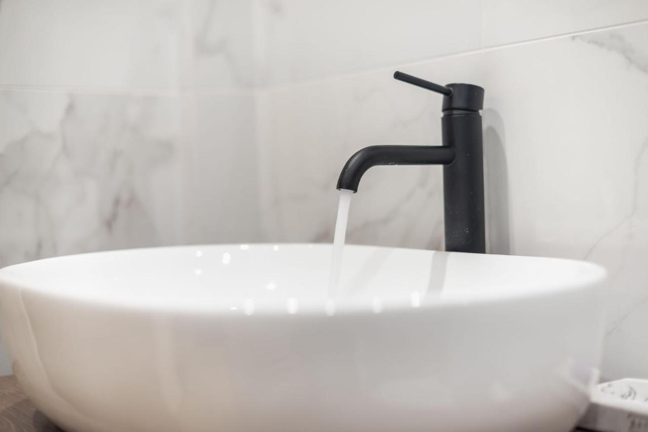 Beautiful & Renovated Aprtm In Piraeus Apartment Bagian luar foto