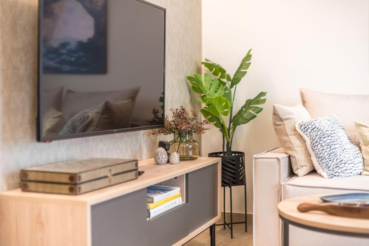 Beautiful & Renovated Aprtm In Piraeus Apartment Bagian luar foto